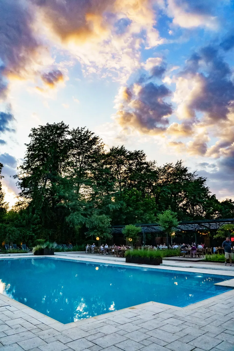 Cer dramatic la apus deasupra piscinei Grădina Floreasca