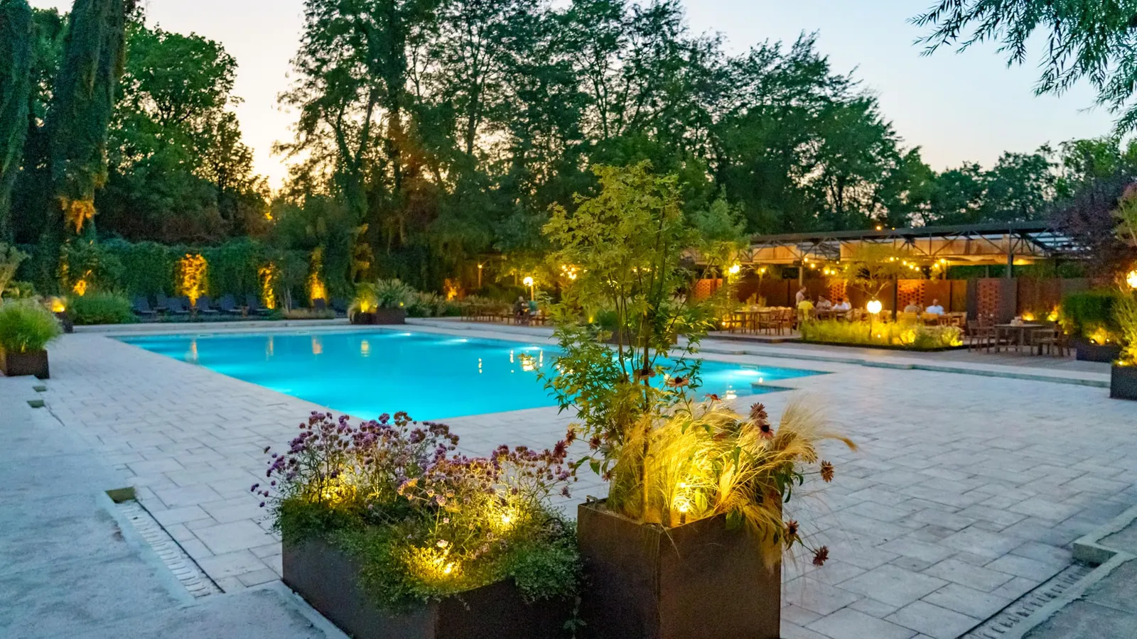 Piscina Grădina Floreasca seara, cu grădina luminată
